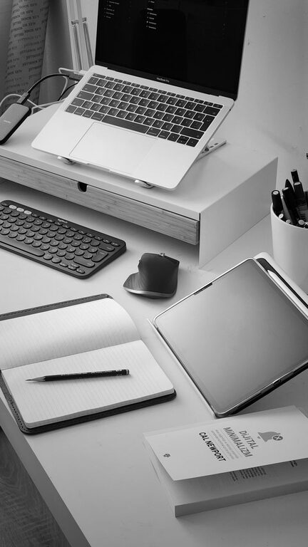 Consejos prácticos para organizar tu espacio de trabajo en casa y aumentar la productividad